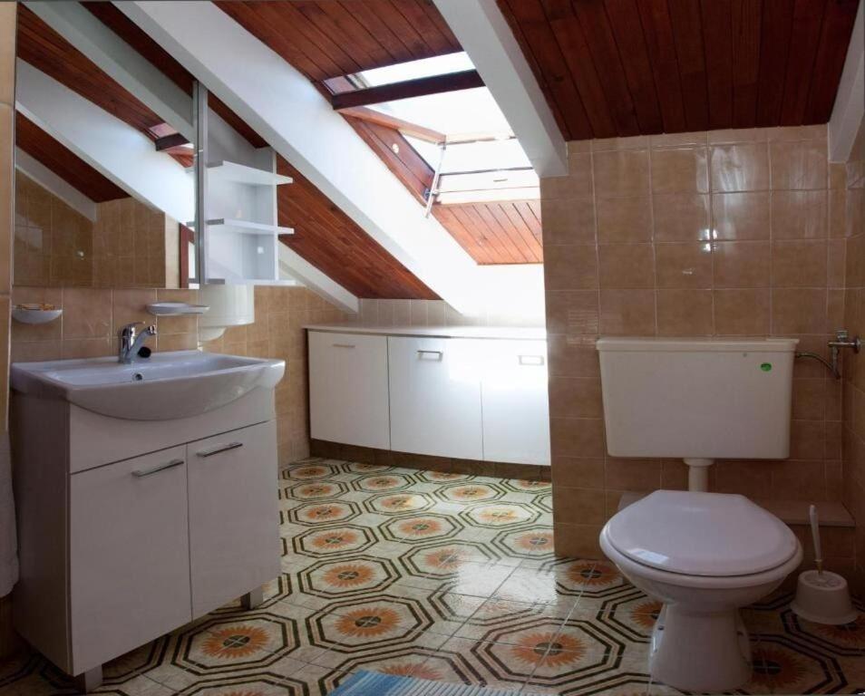 פוסטיר Apartments Damir - 80 M From Beach מראה חיצוני תמונה