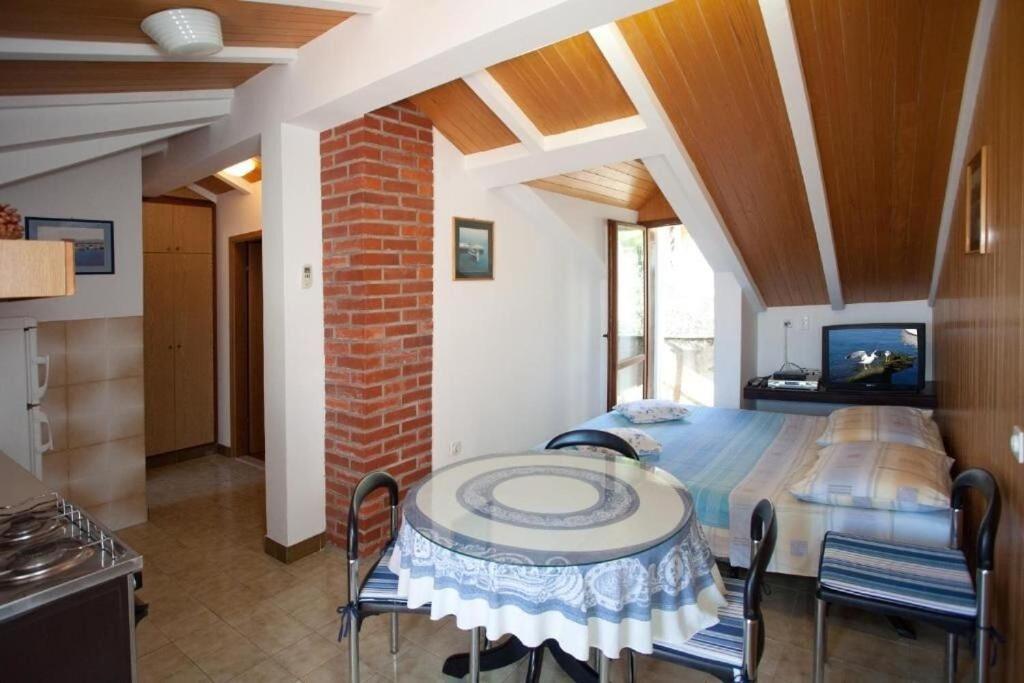 פוסטיר Apartments Damir - 80 M From Beach מראה חיצוני תמונה
