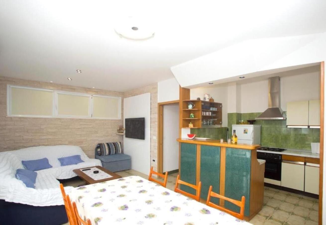 פוסטיר Apartments Damir - 80 M From Beach מראה חיצוני תמונה