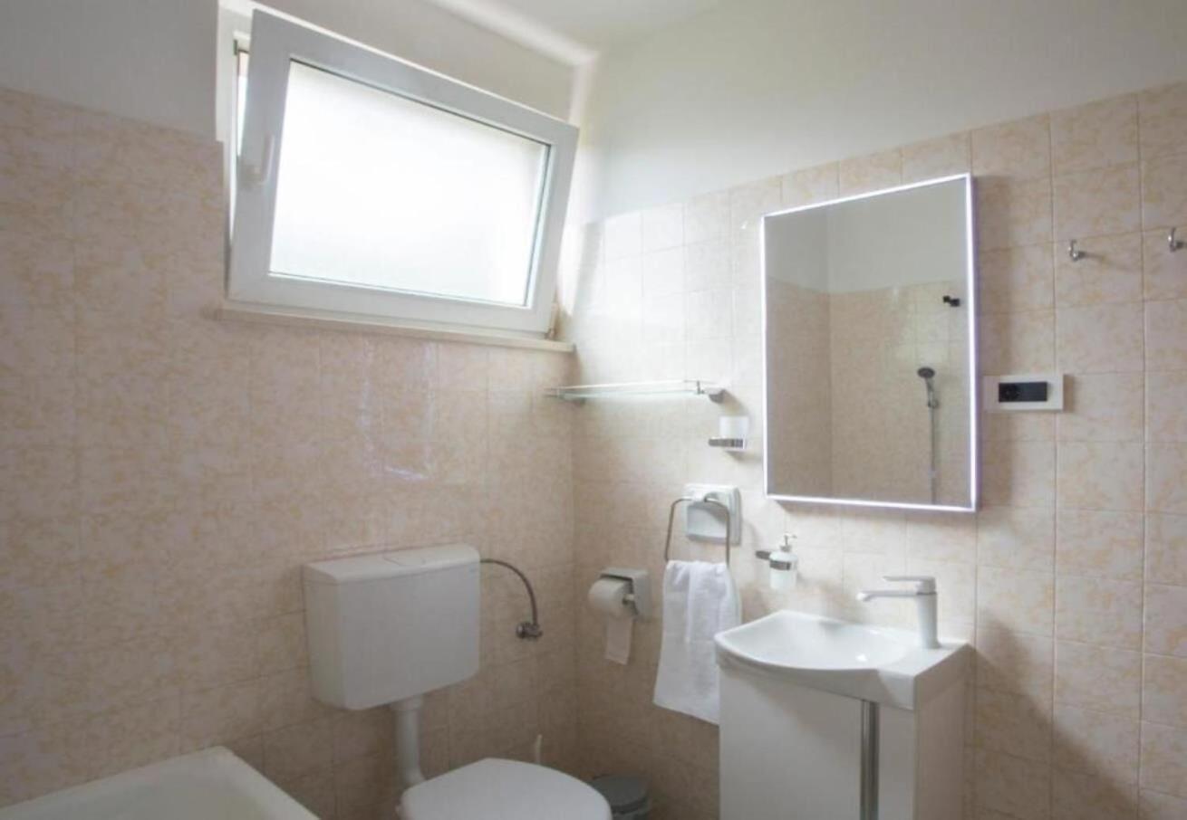 פוסטיר Apartments Damir - 80 M From Beach מראה חיצוני תמונה