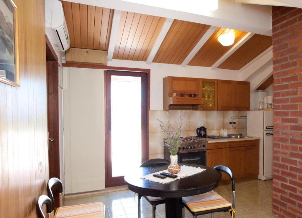 פוסטיר Apartments Damir - 80 M From Beach מראה חיצוני תמונה