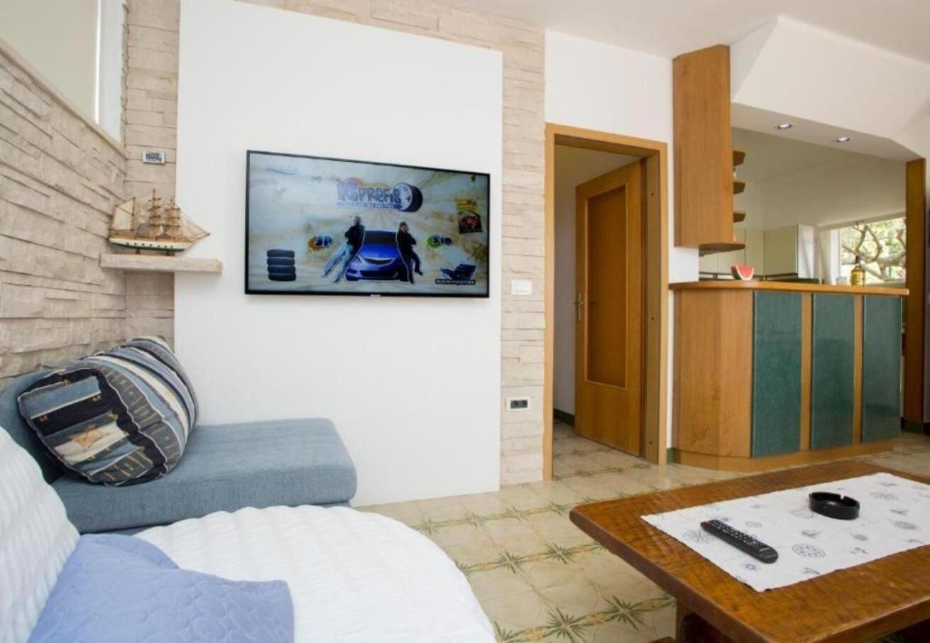 פוסטיר Apartments Damir - 80 M From Beach מראה חיצוני תמונה