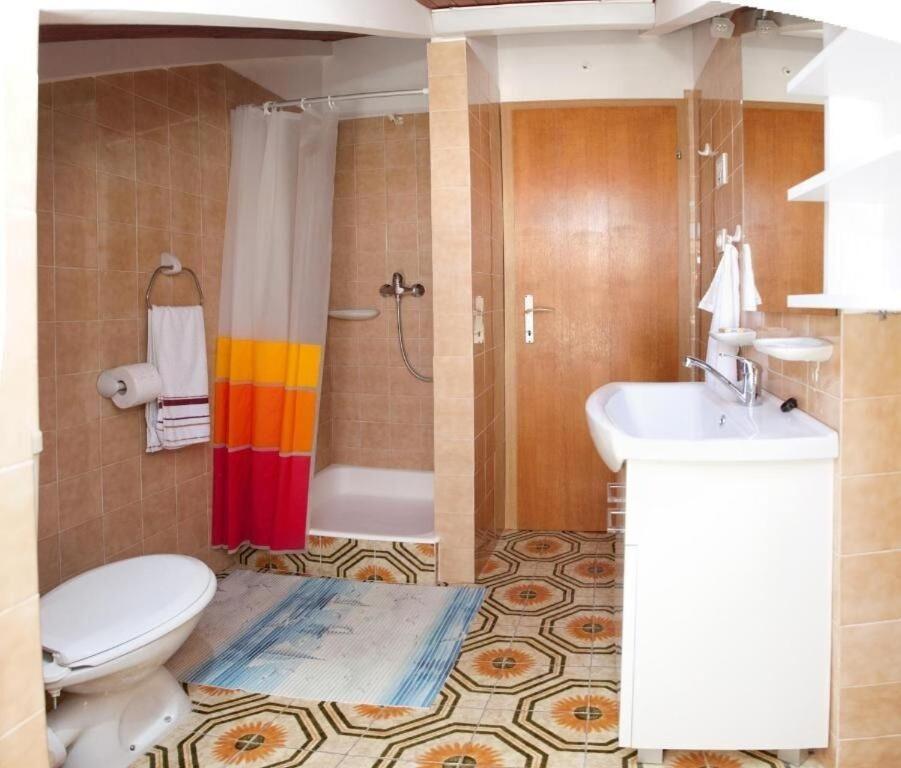פוסטיר Apartments Damir - 80 M From Beach מראה חיצוני תמונה